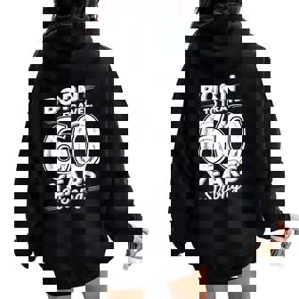 還暦祝い 旅行好き 父 母 男性 女性 60歳 レトロ おしゃれ 文字デザイン Born To Travel レディース オーバーサイズ パーカー バックプリント - Kawaiitshirt