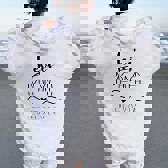 母の日 リーバイス Mama Est 2024 かわいい シンプル ミニマル レディース オーバーサイズ パーカー バックプリント - Kawaiitshirt