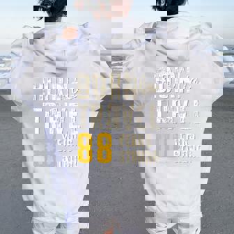 米寿祝い 旅行好き 父 母 男性 女性 88歳 レトロ おしゃれ 文字デザイン Born To Travel 長袖tシャツ レディース オーバーサイズ パーカー バックプリント - Kawaiitshirt