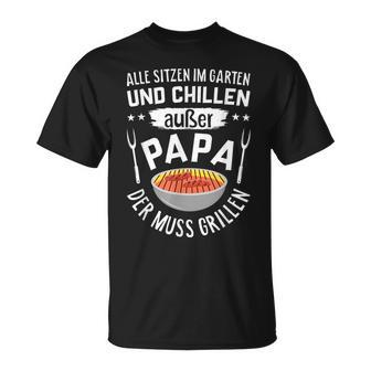 With Alleitzen Im Garten Und Chillen Außer Papa Ist Am Grill T-Shirt - Geschenkecke