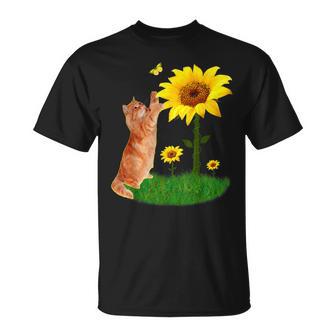Chat Poursuit Un Papillonur Un Tournesol T-Shirt - Cadeauxyz