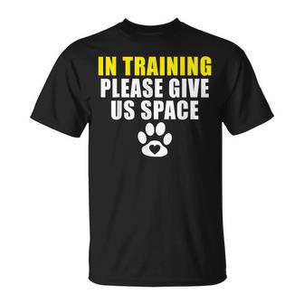 En Entrenamiento Por Favor Envíenos Un Adiestrador De Perrospace Dog Training Camiseta unisex - Regaloses