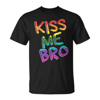 Kiss Me Brochwules Queer Bi-Lesbian Pride Outfit In Regenbogenfarben T-Shirt - Geschenkecke