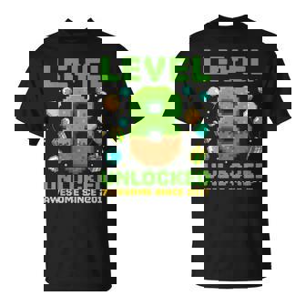 Level 8 Unlocked Awesome Since 2017 Pixel Birthday 8Th T-Shirt - Thegiftio