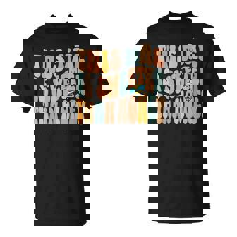 Mãe Portugués Mamá Día De La Madre Divertido Groovy Ondulado Texto Camiseta unisex - Regaloses