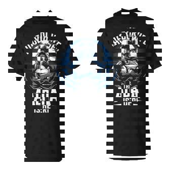 Meme Hombres Ocultaru Esposa El Alfa Está Aquí Alfa Lobo Meme Camiseta unisex - Regaloses