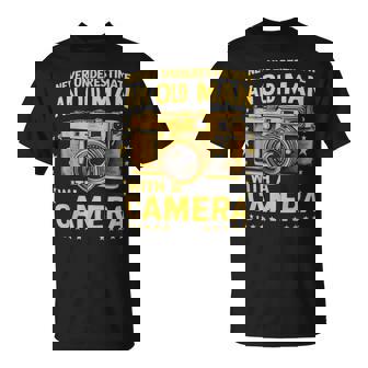 Never Underestimate An Old Man With A Camera レトロ ヴィンテージ Tシャツ - Kawaiitshirt