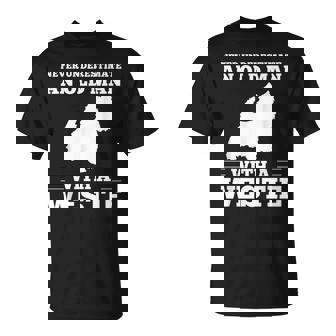 ウェスティ・ドッグを飼っている老人を決して過小評価しないでください Tシャツ - Kawaiitshirt