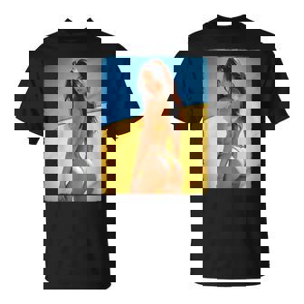 セクシーガールグラフィックtシャツ 「モダンピンナップガール&ウクライナ国旗」 Tシャツ - Kawaiitshirt