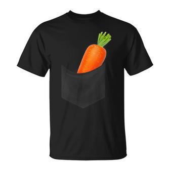 ポケットに入ったニンジン野菜、胸に面白いフルーツニンジン。 Tシャツ - Kawaiitshirt