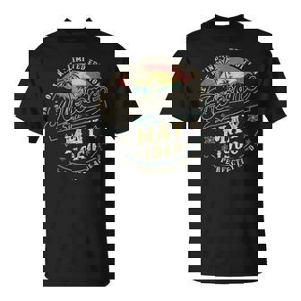 レトロな65歳の男性向け誕生日プレゼント。1960年5月、65歳。 Tシャツ - Kawaiitshirt