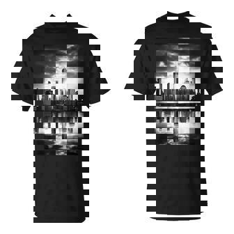 反射写真付き都市のモノクロ写真 Tシャツ - Kawaiitshirt