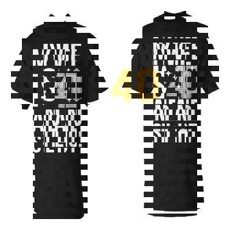 妻 40歳 誕生日プレゼント 妻は40歳でまだ暑い Tシャツ - Kawaiitshirt