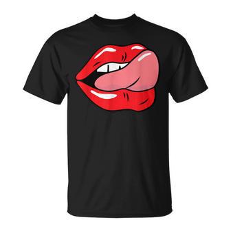 赤い唇を舐めるロックンロールグラフィック。 Tシャツ - Kawaiitshirt
