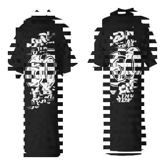 還暦祝い 旅行好き 父 母 男性 女性 60歳 レトロ おしゃれ 文字デザイン Born To Travel Tシャツ - Kawaiitshirt