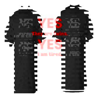 面白い双子子育てはい双子ですはい私は疲れています Tシャツ - Kawaiitshirt