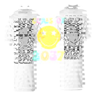 Class Of 2037 Grow With Me Retro Kindergarten Graduation T-Shirt | Mazezy