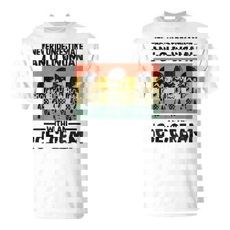 アイスクリームを持った老婆を決して過小評価しない Tシャツ - Kawaiitshirt