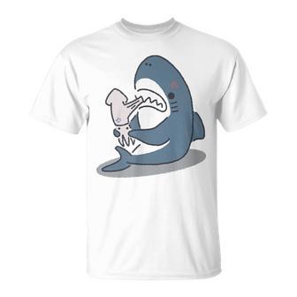 イカを噛み切ることができないサメ Tシャツ - Kawaiitshirt