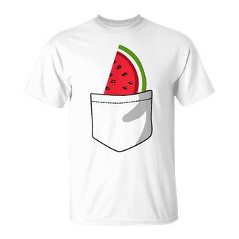 ポケットに入ったスイカのポケットプリントの面白いスイカ。 Tシャツ - Kawaiitshirt