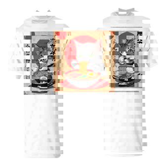 背中にラーメンを食べる緑色の目を持つ日本猫のデザイン。 Tシャツ - Kawaiitshirt