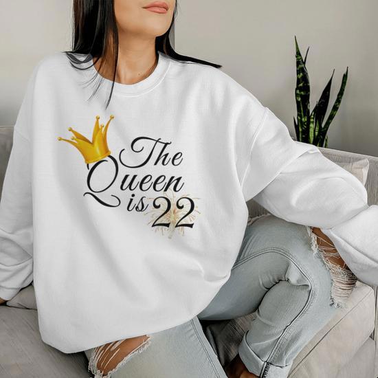 T-Shirt "The Queen Is 22" | Idée Cadeau Anniversaire 22 Ans Pour Elle | Coupe Classique Unisexe
