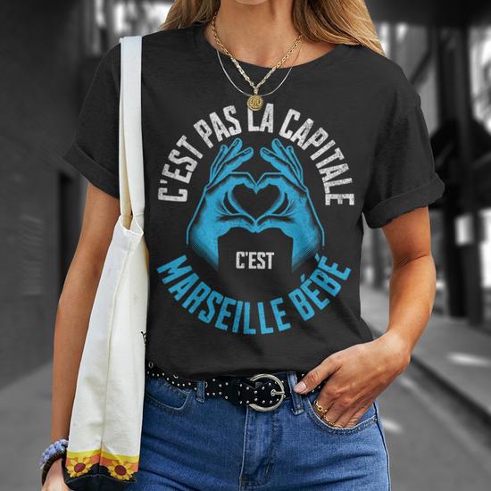 Foot Marseille C'est Pas La Capitale C'est Marseille Bébé T-shirt imprimé au dos