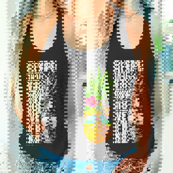 Be A Pineapple Wear A Crownweet Inside アロハ・ハワイパイナップル タンクトップ