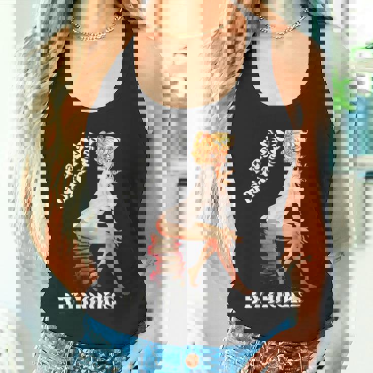 Easily-Distracted By Books ピンナップガール セクシーアニメ レトロアート タンクトップ