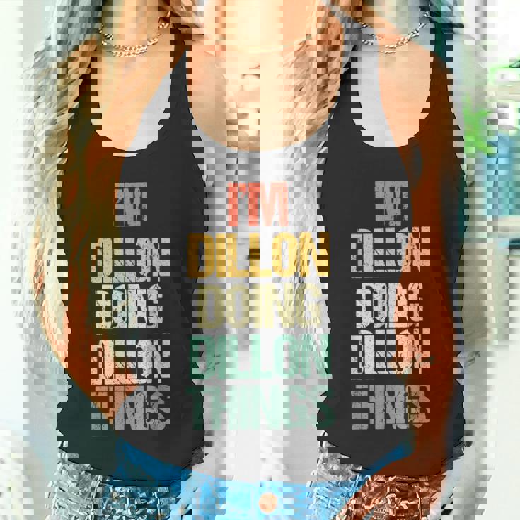 I'm Dillon Doing Dillon Things – 楽しい言葉でクールな名前ディロン タンクトップ