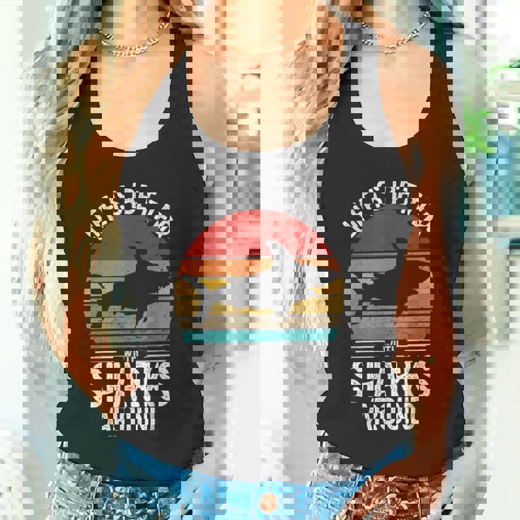 Life Is Better Withharks Around レトロ シャーク タンクトップ