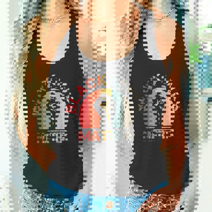 Lives Matter Raised Fist Retrointage No Racism タンクトップ