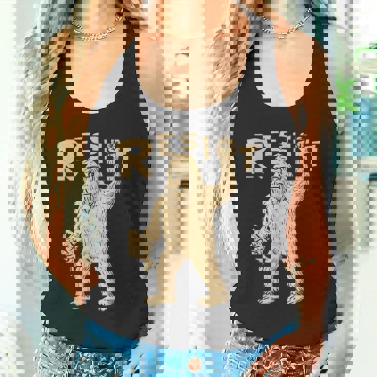 Resist サスカッチティー—面白いクリプティッド抗議 タンクトップ