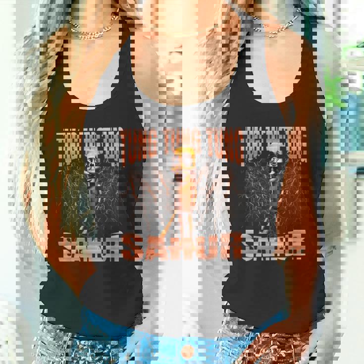 Tung Tung Tungahur 海賊版ブレインロットイタリアンブレインロットミーム タンクトップ