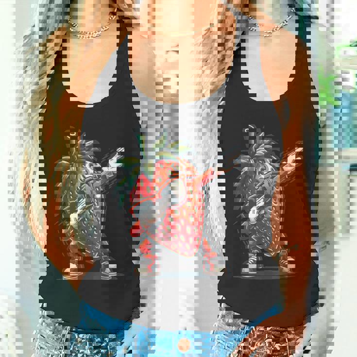 いちごを軽くたたくダンスいちごの果実を軽くたたく タンクトップ