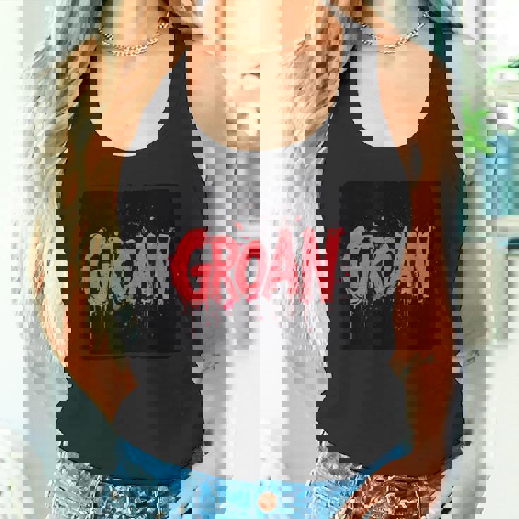 うめき声の衣装で苦労を表現しましょう。 タンクトップ