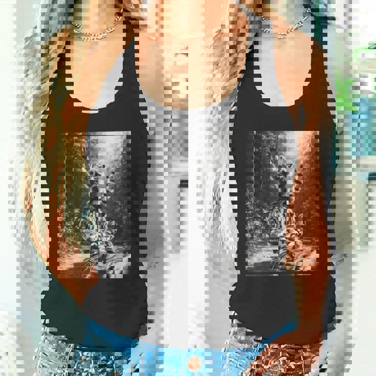 おもしろいアライグマ乗馬トラ驚いた怖い猫の自撮り。 タンクトップ