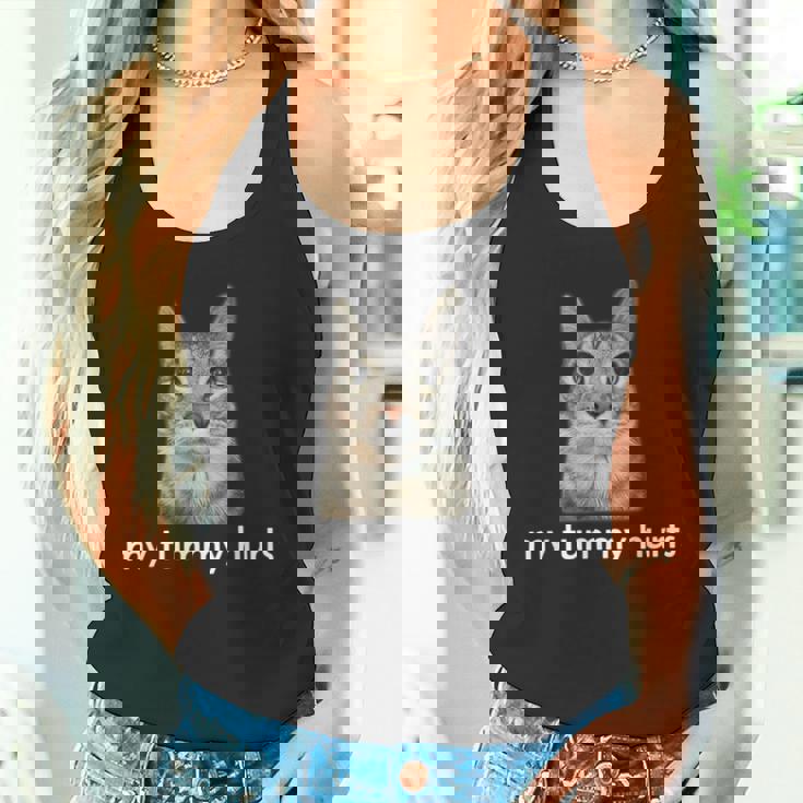 お腹が痛い面白い猫のミーム タンクトップ