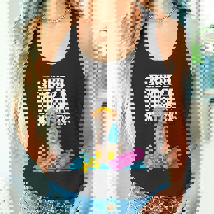 かわいい黄色いラブラドールヨガの先生が犬の子犬のためにヨガを作ります。 タンクトップ