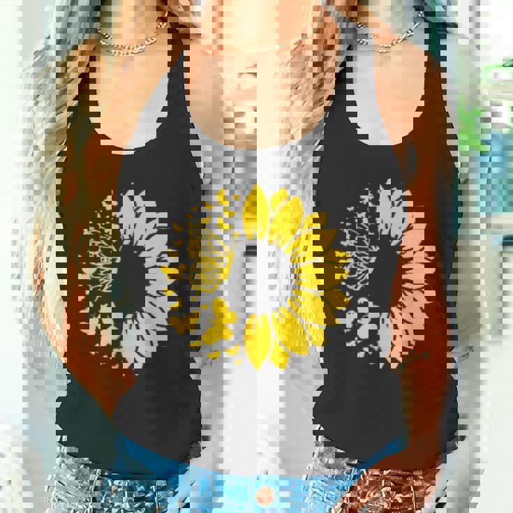 ひまわりと蝶のシルエット、自然の調和。 タンクトップ