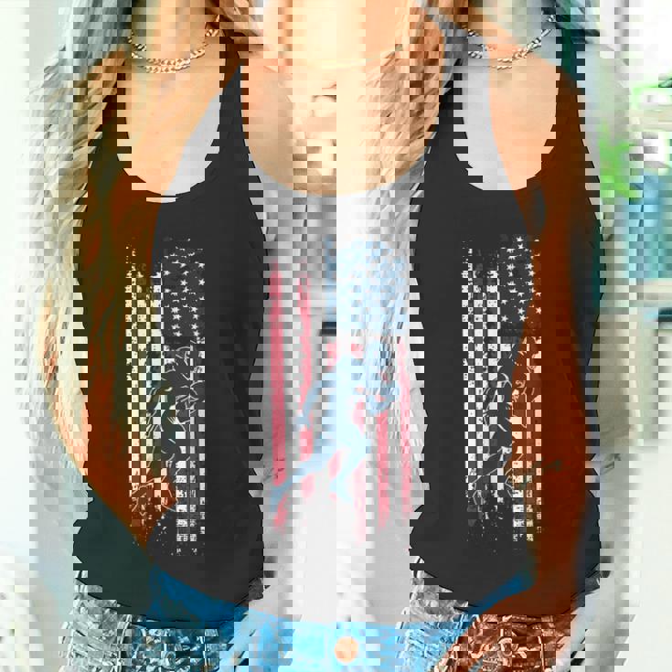 アメリカン フットボール選手 アメリカ国旗 スポーツ ファン 2024 シーズン タンクトップ