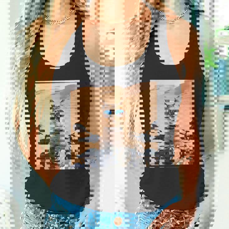 アラビア砂漠でサングラスをかけた猫、ドバイにマッチ。 タンクトップ