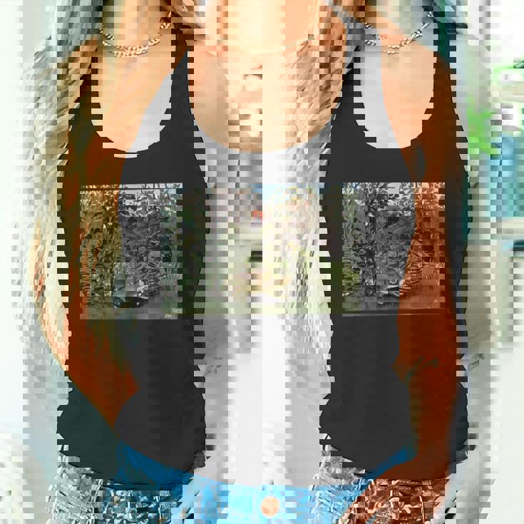 アンリ・ルソー作 空腹のライオンとアンテロープ 1905 タンクトップ