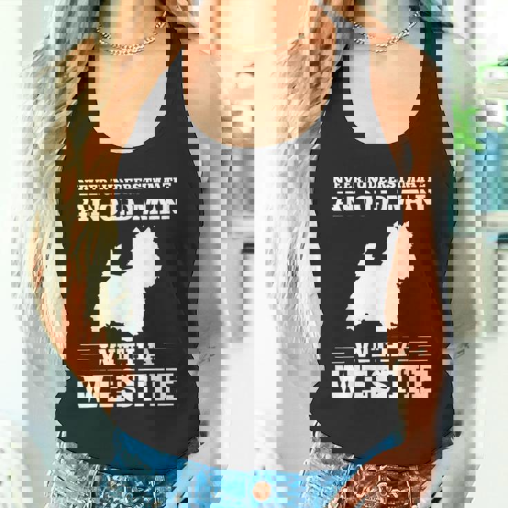 ウェスティ・ドッグを飼っている老人を決して過小評価しないでください タンクトップ