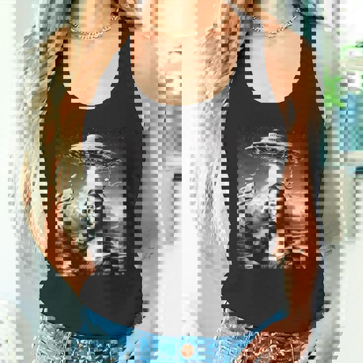 エイリアンufoモナリザと面白いセルフィー タンクトップ