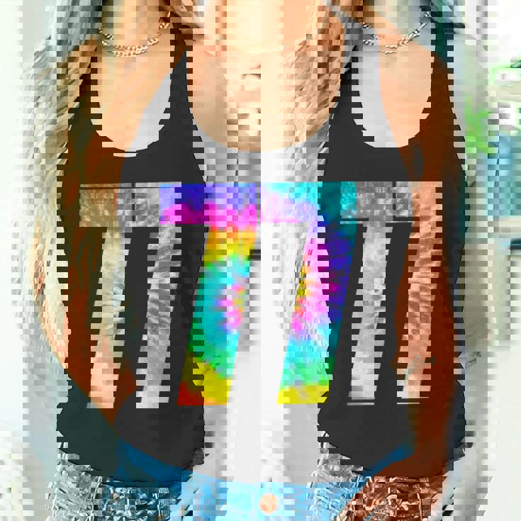 カラフルな絞り染め 77歳の誕生日または77番のチームイベント タンクトップ