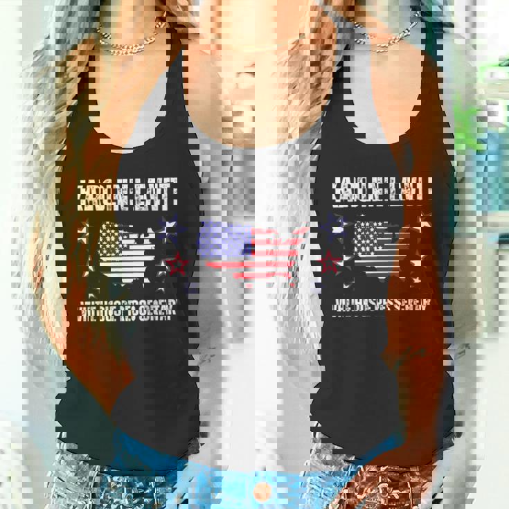 カロライン・レヴィット・ホワイトハウス報道官 タンクトップ