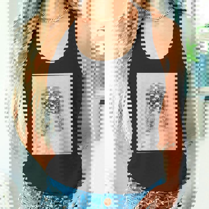 サングラスをかけたキャバリア タンクトップ