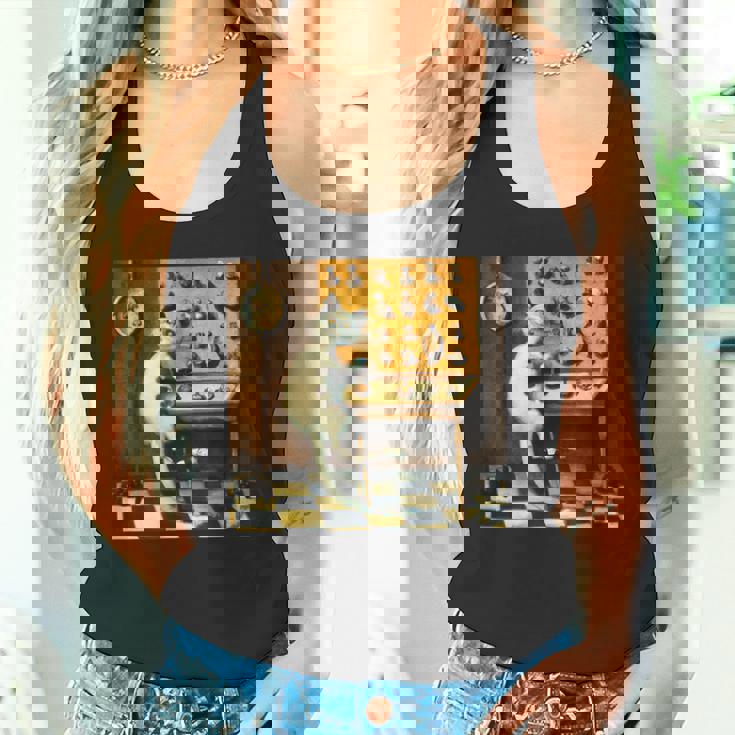 シュールレアリスト絵画 チェスをする猫とサルバドール・ダリ タンクトップ