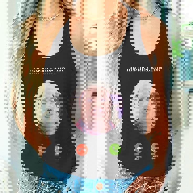 ジョン・ポークがファニー・アンサー・コール・フォンに電話をかけている タンクトップ